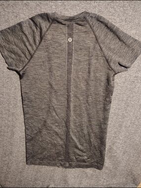 lululemon athletica Men's Short Sleeve Heathered Gray Athletic Top